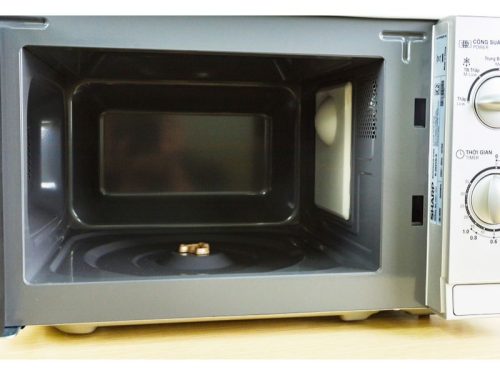 Bên trong lò vi sóng mini 20L Sharp R-202VN-S